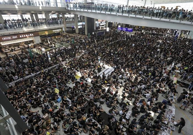 Biển người biểu tình trong Sân bay quốc tế Hong Kong. (Nguồn: Reuters) Biển người biểu tình tràn vào Sân bay quốc tế Hong Kong ảnh 1
