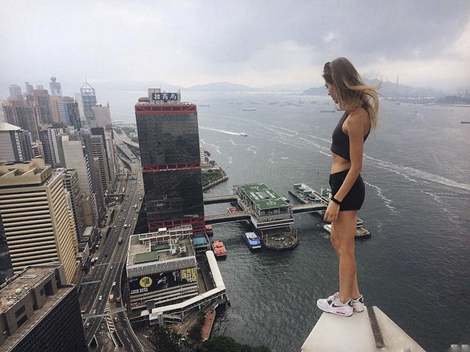 "Thót tim" với cô gái xinh đẹp tạo dáng trên nóc các nhà chọc trời ảnh 13