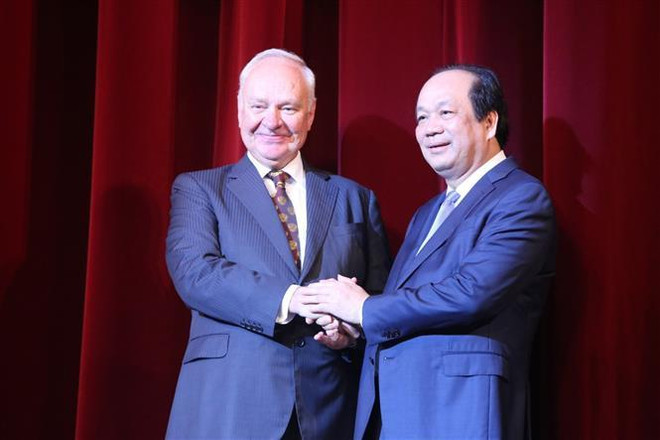 Đại sứ Đặc mệnh toàn quyền Liên bang Nga tại Việt Nam Konstantin V.Vnukov và Bộ trưởng, Chủ nhiệm Văn phòng Chính phủ Mai Tiến Dũng tham dự buổi trình diễn. (Ảnh: Thành Đạt/TTXVN) Công diễn vở ballet 'Giselle' nhân kỷ niệm Quốc khánh Liên bang Nga ảnh 1