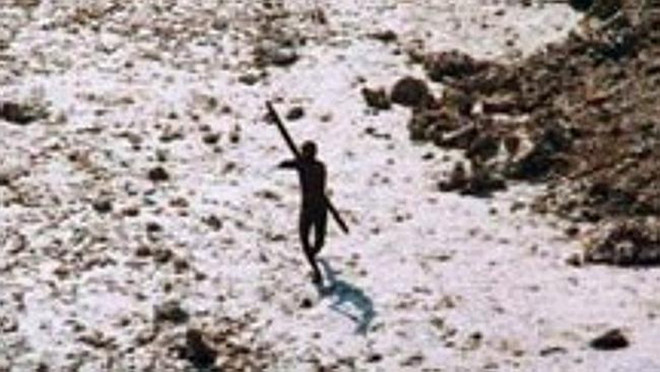 Thổ dân trên hòn đảo bí ẩn sẵn sàng bắn chết bất cứ ai tiếp cận ảnh 1