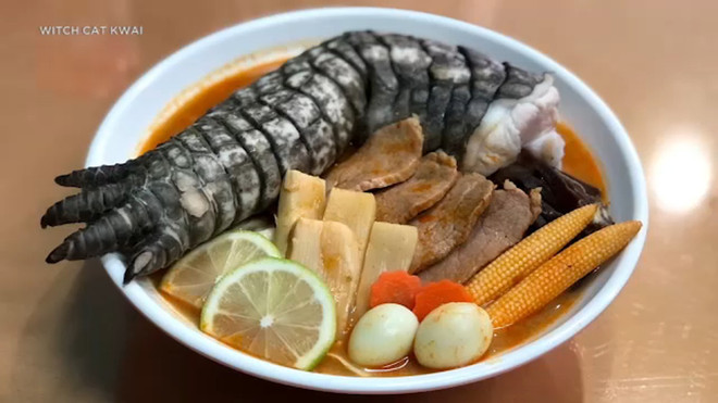 Món mỳ chân cá sấu. (Nguồn: ABC7 News) Sashimi tằm, mỳ cá sấu - những món ăn kỳ quặc trên thế giới ảnh 2