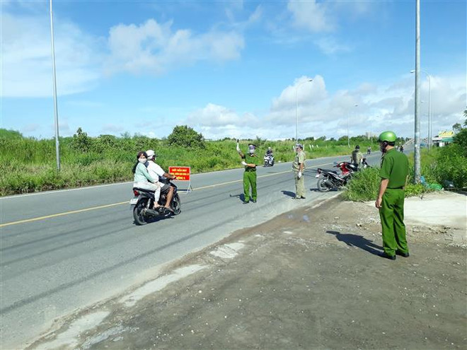Một chốt xét nghiệm tầm soát COVID-19 ngẫu nhiên trên địa bàn thành phố Bạc Liêu. (Ảnh: Chanh Đa/TTXVN) Bạc Liêu áp dụng giãn cách xã hội theo mức độ nguy cơ ảnh 1