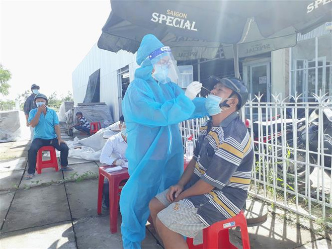 Lực lượng y tế tại chốt Tổ chức xét nghiệm tầm soát COVID-19 ngẫu nhiên trên địa bàn thành phố Bạc Liêu. (Ảnh: Chanh Đa/TTXVN) Bạc Liêu áp dụng giãn cách xã hội theo mức độ nguy cơ ảnh 2