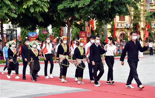 Đồng bào các dân tộc huyện Bắc Sơn diễu hành mừng lễ kỷ niệm. (Ảnh: Thái Thuần/TTXVN) Lạng Sơn: Kỷ niệm 85 năm Ngày thành lập Chi bộ Đảng đầu tiên ở Bắc Sơn ảnh 1