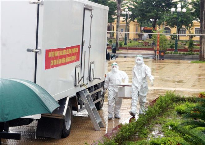 Chuyển mẫu xét nghiệm lên 4 xe xét nghiệm lưu động để tiến hành xét nghiệm bằng kỹ thuật RT-PCR. (Ảnh: Đại Nghĩa/TTXVN) Học sinh Hà Nam ngừng đến trường từ 27/9, chuyển sang học trực tuyến ảnh 1
