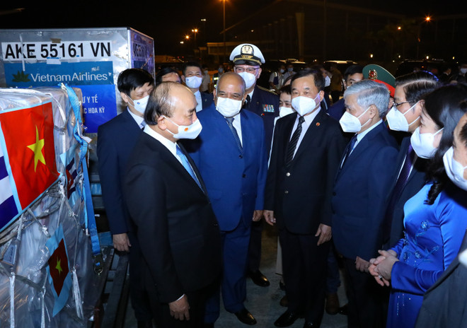 Chủ tịch nước Nguyễn Xuân Phúc với các đại biểu tại lễ tiếp nhận vaccine, thiết bị và vật tư y tế phòng, chống dịch COVID-19. (Ảnh: Nguyễn Điệp/TTXVN) Chủ tịch nước dự lễ bàn giao vaccine từ chuyến công tác Cuba ảnh 1