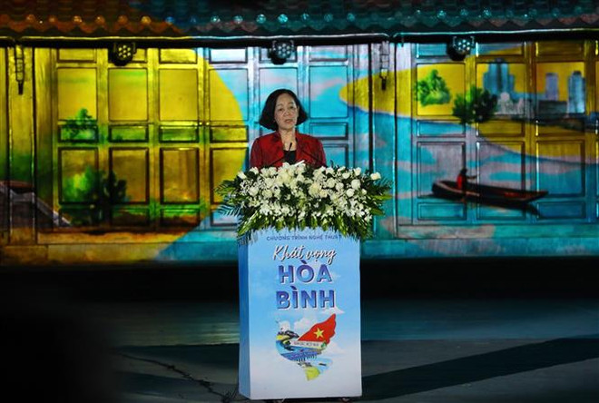 Ủy viên Bộ Chính trị, Bí thư Trung ương Đảng, Trưởng Ban tổ chức Trung ương Trương Thị Mai phát biểu khai mạc chương trình. (Ảnh: Hoàng Hiếu/TTXVN) Chương trình nghệ thuật “Khát vọng hòa bình” trên đất thiêng Quảng Trị ảnh 2