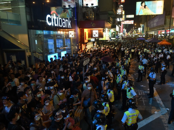 Người biểu tình tập trung nhằm chiếm lại đường phố ở Mong Kok ngày 17/10. (Nguồn: AFP/TTXVN) Hong Kong: Tòa án ban bố lệnh cấm chiếm giữ Mong Kok ảnh 1