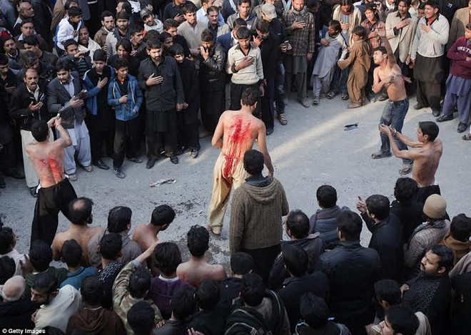 Tự đánh đến bật máu để... vinh danh cháu trai nhà tiên tri Mohammed ảnh 1