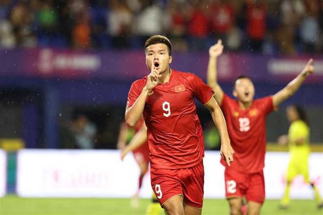Niềm vui của Văn Tùng (9) sau khi ghi bàn nâng tỷ số lên 2-0 cho U22 Việt Nam. (Ảnh: Hoàng Linh/TTXVN) SEA Games 32: Văn Tùng - “Thần tài” của Huấn luyện viên Troussier ảnh 1