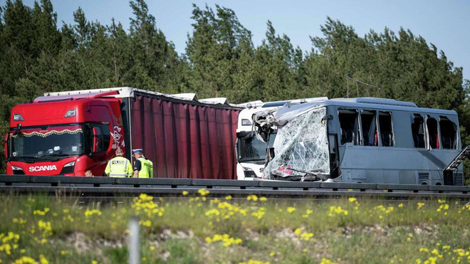 Đức: Xe bồn đâm vào xe tải và xe buýt khiến 52 người bị thương ảnh 1
