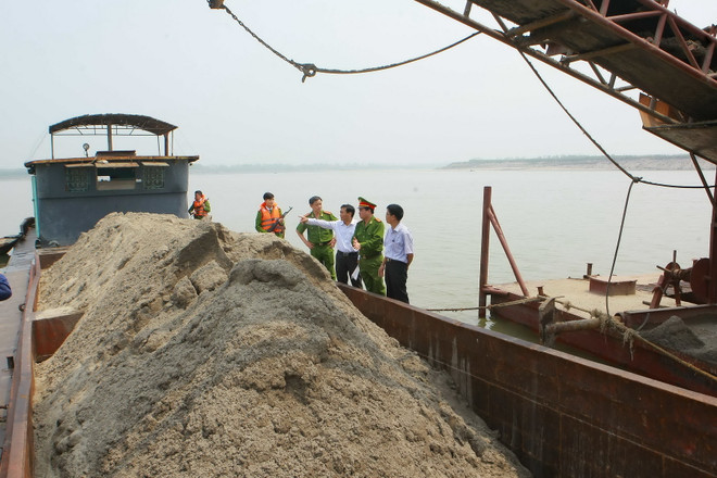 Phó Thủ tướng yêu cầu xử lý việc khai thác cát gần Vịnh Hạ Long ảnh 1