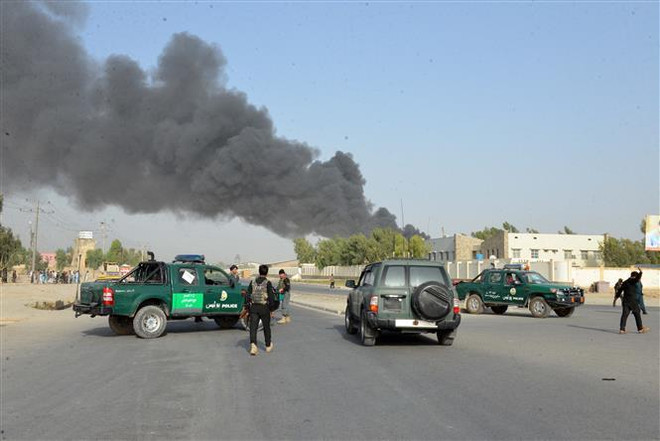 Lực lượng an ninh Afghanistan gác tại hiện trường một vụ tấn công ở Kandahar ngày 18/7/2019. (Ảnh: THX/ TTXVN) Afghanistan: Nổ lớn tại thủ đô Kabul ngay trong giờ cao điểm ảnh 1