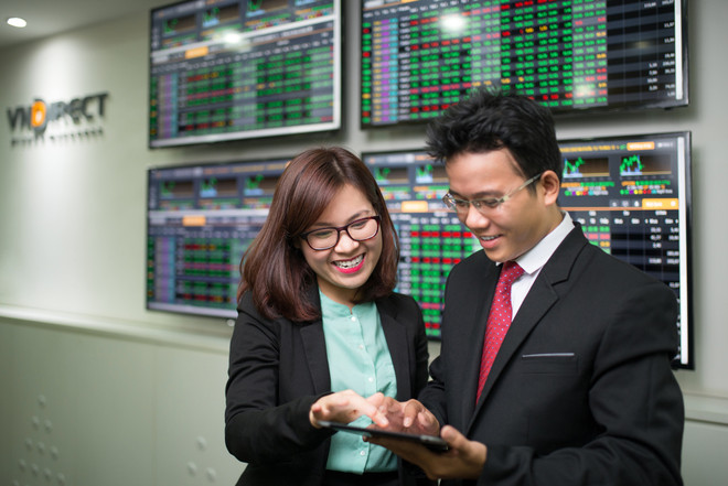 Hiện tại, giá cổ phiếu nhóm ngành ngân hàng đã điều chỉnh giảm khoảng 15% so với mức đỉnh trước đó. (Ảnh minh họa. Nguồn: Vietnam+) Triển vọng nhóm cổ phiếu ngành ngân hàng sau đại dịch COVID-19 ảnh 1