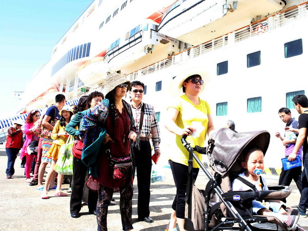 200 khách du lịch đường biển của Star Pride "xông đất" Đà Nẵng ảnh 1