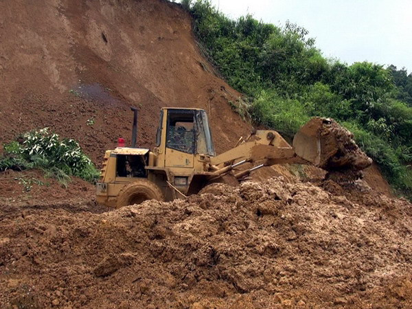  Đỉnh Mẫu Sơn bị cô lập và sạt lở nghiêm trọng sau bão số 2 ảnh 1