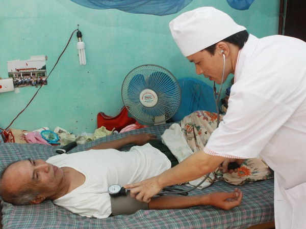 Thượng tướng Ngô Xuân Lịch thăm thương bệnh binh ở Hà Nam ảnh 1