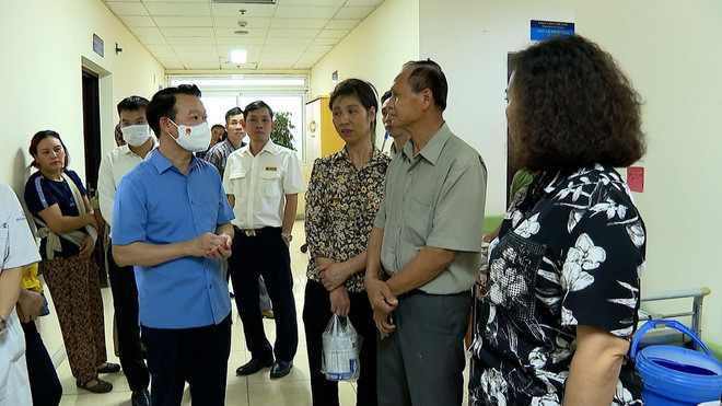 Bí thư Tỉnh ủy Yên Bái Đỗ Đức Duy thăm hỏi gia đình các nạn nhân. (Ảnh: Tuấn Anh/TTXVN) ttxvn_xi mang yen bai_2.jpg