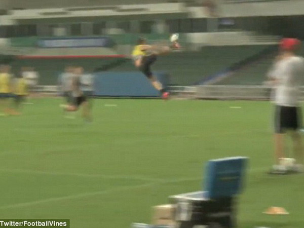 Ibrahimovic lập "siêu phẩm" theo phong cách võ sỹ taekwondo ảnh 1