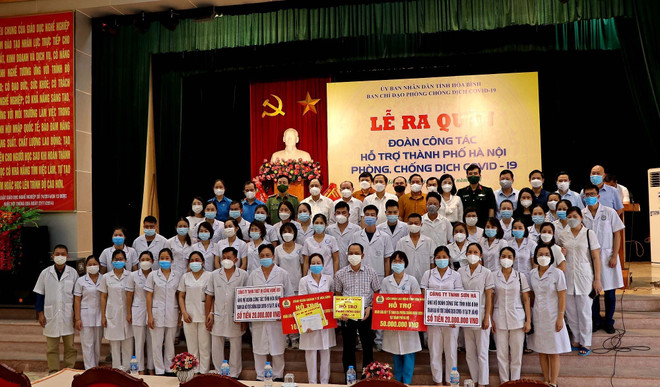Đoàn cán bộ, y, bác sỹ tỉnh Hòa Bình lên đường giúp thành phố Hà Nội chống dịch. (Ảnh: Thanh Hải/TTXVN) Thêm 300 cán bộ y tế tỉnh Hòa Bình hỗ trợ Hà Nội chống dịch COVID-19 ảnh 1