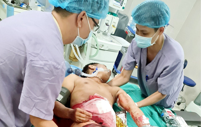 Cấp cứu sản phụ mang thai ngoài tử cung và nạn nhân bị đâm thấu bụng ảnh 2