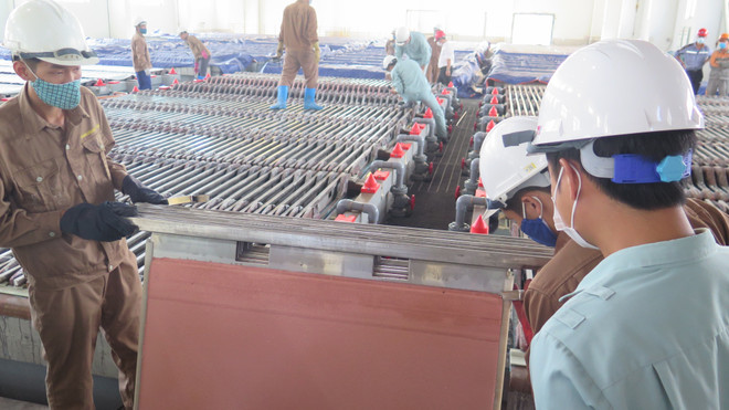 Nhà máy luyện đồng Lào Cai cho ra lò tấn đồng cathode đầu tiên ảnh 1