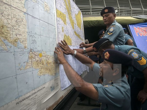 Ngày thứ hai tìm kiếm máy bay AirAsia mất tích không khả quan ảnh 1