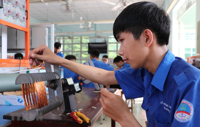 (Ảnh minh họa: Đức Hạnh/TTXVN) Gỡ nút thắt về chất lượng nhân lực trẻ: "Vàng hóa" lao động trẻ ảnh 3