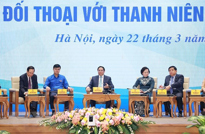 Thủ tướng Phạm Minh Chính cùng đại diện các bộ, ngành và Trung ương Đoàn tham gia đối thoại với thanh niên. (Ảnh: Dương Giang/TTXVN) Gỡ nút thắt về chất lượng nhân lực trẻ: "Vàng hóa" lao động trẻ ảnh 1