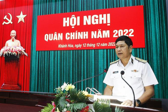 Chuẩn Đô đốc Ngô Văn Thuân quán triệt nghị quyết của Đảng ủy Vùng về lãnh đạo thực hiện nhiệm vụ năm 2023. (Ảnh: TTXVN phát) Vùng 4 Hải quân chủ động, kịp thời, bảo đảm an ninh, an toàn căn cứ ảnh 2