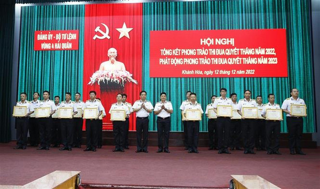 Thủ trưởng Bộ Tư lệnh Vùng 4 trao Danh hiệu Đơn vị quyết thắng và Chiến sĩ thi đua cơ sở cho các tập thể và cá nhân. (Ảnh: TTXVN phát) Vùng 4 Hải quân chủ động, kịp thời, bảo đảm an ninh, an toàn căn cứ ảnh 3