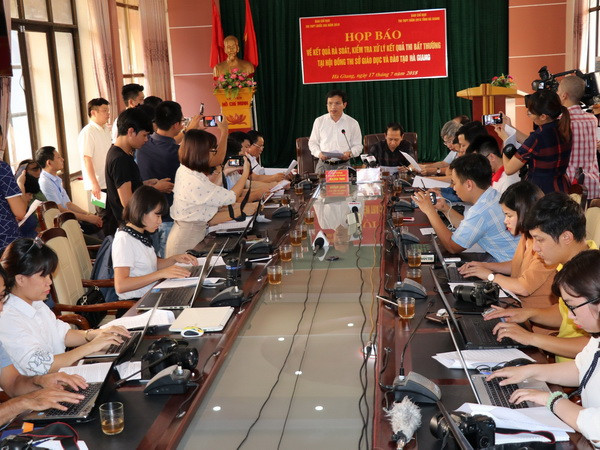 Ông Mai Văn Trinh, Cục trưởng Cục Quản lý chất lượng, Bộ GD và ĐT thông tin cho báo chí tại buổi họp báo công bố kết quả điều tra nghi vấn gian lận chấm thi THPT quốc gia tại Hà Giang. (Ảnh: Minh Tâm/TTXVN) Thủ tướng chỉ đạo điều tra, xử lý nghiêm vụ điểm thi ở Hà Giang ảnh 1