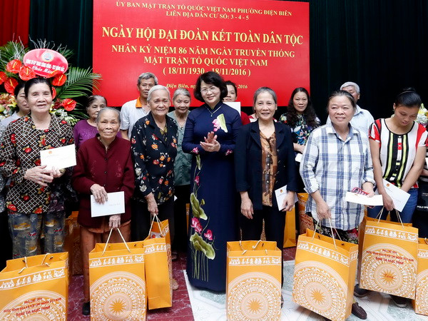 Phó Chủ tịch nước Đặng Thị Ngọc Thịnh tặng quà cho các gia đình nghèo và gia đình chính sách. (Ảnh: An Đăng/TTXVN) Phó Chủ tịch nước dự Ngày hội Đại đoàn kết toàn dân tộc tại Hà Nội ảnh 1