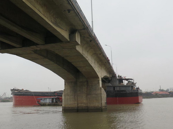 Lập tổ công tác khắc phục vụ tàu hàng mắc kẹt vào cầu An Thái ảnh 1