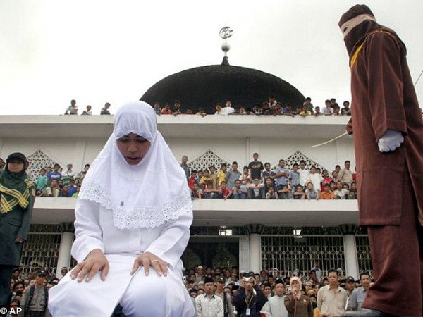 Bị cưỡng bức tập thể, góa phụ Hồi giáo vẫn phải nhận roi ảnh 1