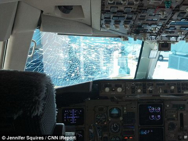 Máy bay chở khách hạ cánh khẩn cấp do kính chắn gió vỡ ảnh 1