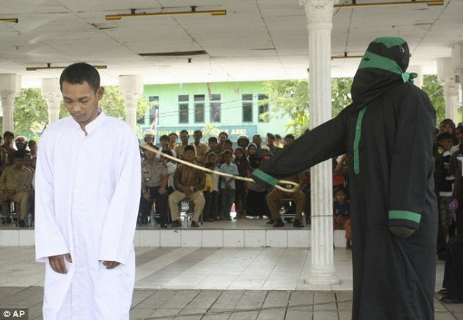 Bị cưỡng bức tập thể, góa phụ Hồi giáo vẫn phải nhận roi ảnh 2