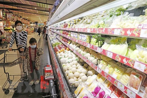 Người dân mua sắm tại siêu thị Aeon Long Biên, Hà Nội. (Ảnh: Trần Việt/TTXVN) Chỉ số giá tiêu dùng trong tháng 5 của cả nước tăng 0,01% ảnh 1