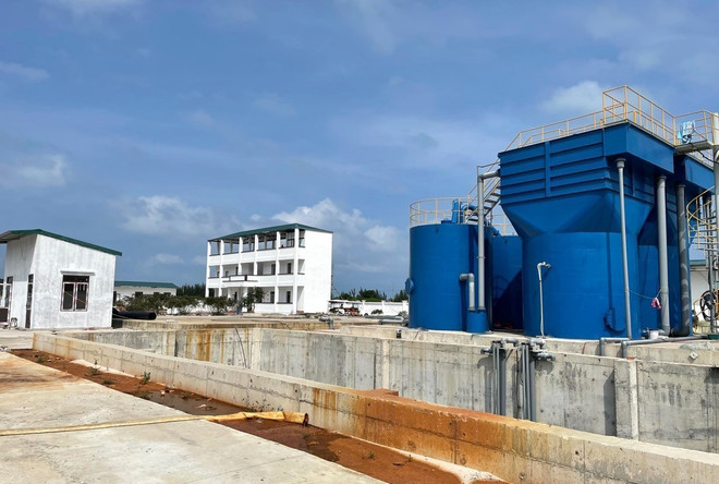 Dự án Nhà máy xử lý nước trên đảo Quan Lạn-Minh Châu cơ bản hoàn thành nhưng chưa thể vận hành do vướng mặt bằng. (Ảnh: TTXVN phát) Quảng Ninh: Dân đảo Quan Lạn-Minh Châu ngóng chờ được cấp nước sạch ảnh 1