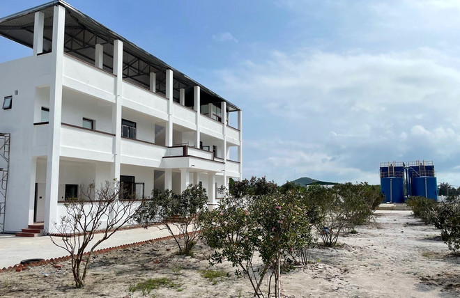 Dự án Nhà máy xử lý nước trên đảo Quan Lạn-Minh Châu cơ bản hoàn thành nhưng chưa thể vận hành do vướng mặt bằng. (Ảnh: TTXVN phát) Quảng Ninh: Dân đảo Quan Lạn-Minh Châu ngóng chờ được cấp nước sạch ảnh 2