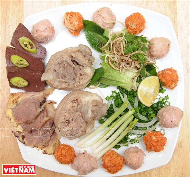 Đặc sản bún bò Huế - món "súp" Việt ngon nhất thế giới ảnh 2