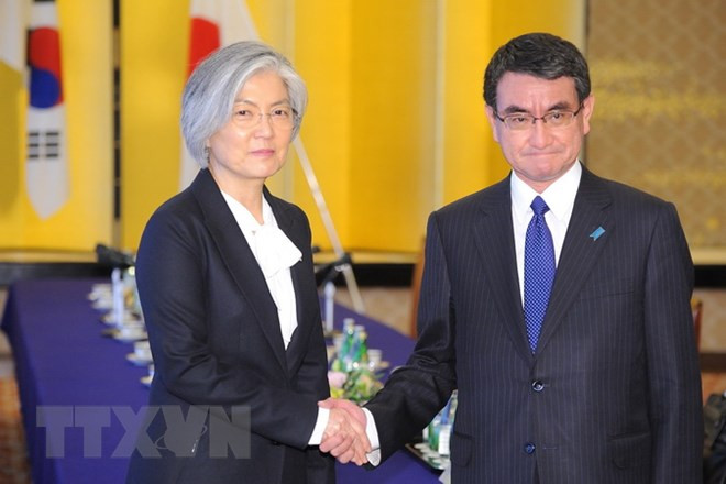 Ngoại trưởng Hàn Quốc Kang Kyung-wha và người đồng cấp Nhật Bản Taro Kono. (Ảnh: AFP/TTXVN) Ngoại trưởng Nhật Bản, Hàn Quốc hội đàm về vấn đề bắt cóc công dân ảnh 1