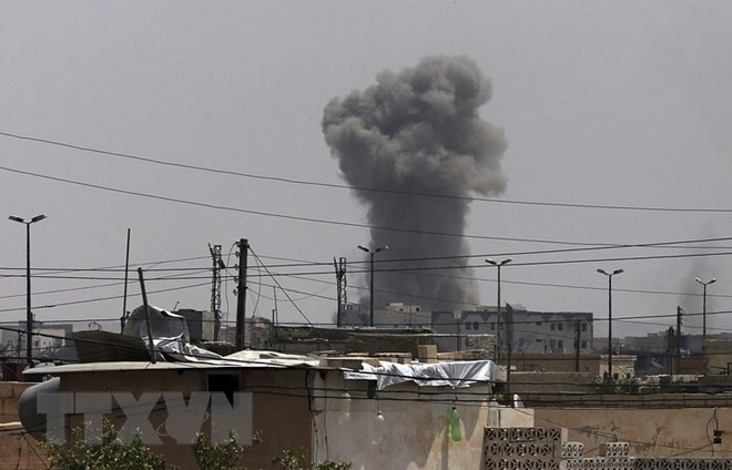 Khói bốc lên sau một cuộc không kích tại Syria. (Nguồn: TASS/TTXVN) Châu Âu cảnh báo về khả năng Syria bị tấn công trong 72 giờ tới ảnh 1