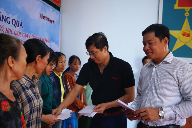 Bài 2: Về quê&nbsp;nhà báo Trần Kim Xuyến 'tiếp lửa' cho học sinh nghèo ảnh 4