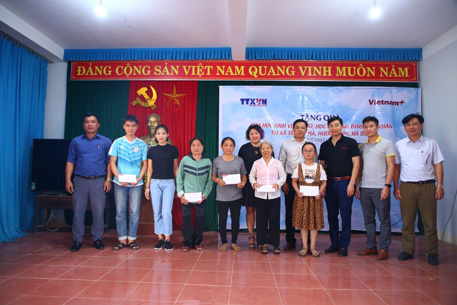 Bài 2: Về quê&nbsp;nhà báo Trần Kim Xuyến 'tiếp lửa' cho học sinh nghèo ảnh 2