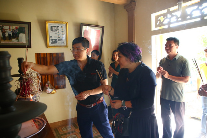 Bài 2: Về quê&nbsp;nhà báo Trần Kim Xuyến 'tiếp lửa' cho học sinh nghèo ảnh 1