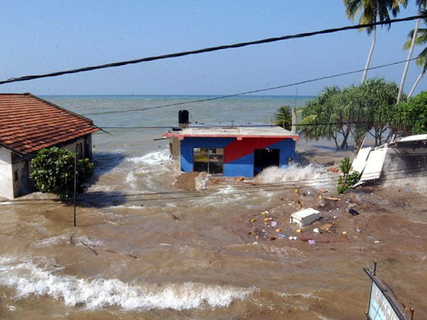 Dòng nước lũ kéo vào thành phố Maddampegama ở Sri Lanka ngày 26/12/2004. (Nguồn: AP) Ba bài học rút ra từ thảm họa sóng thần Ấn Độ Dương năm 2004 ảnh 1