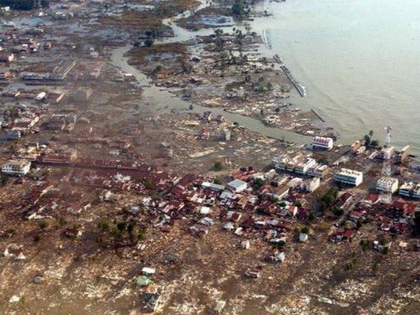 Hai ngày sau khi trận sóng thần, thành phố Meulaboh ở tỉnh Aceh, Indonesia vẫn chìm trong nước. (Nguồn: ABC) Ba bài học rút ra từ thảm họa sóng thần Ấn Độ Dương năm 2004 ảnh 2