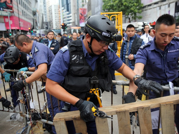 Cảnh sát Hong Kong bắt giữ 12 người biểu tình ủng hộ dân chủ ảnh 1