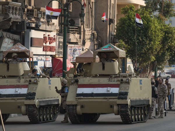 Binh sỹ quân đội Ai Cập gác tại quảng trường Tahrir, thủ đô Cairo ngày 28/11. (Nguồn: THX/TTXVN) Tổng thống Ai Cập ký ban hành luật phân chia đơn vị bầu cử ảnh 1
